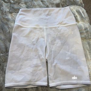 Alo yoga white camo biker shorts